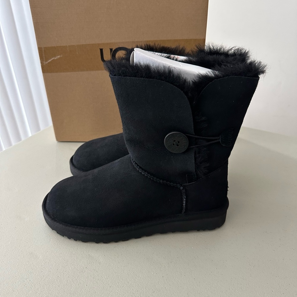 NIB UGG BAILEY BUTTON II BLACK Womens NIB Size 7